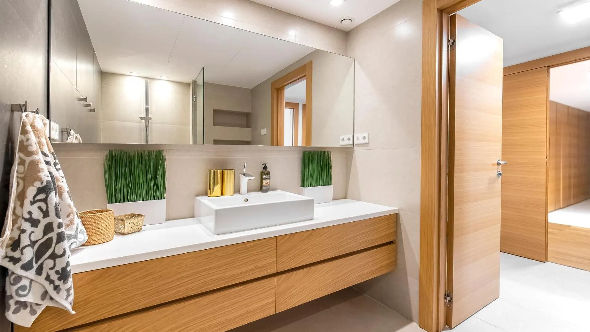 מארבלה Breath Taking Front Line Beach Villa With Sauna & Jacuzzi
