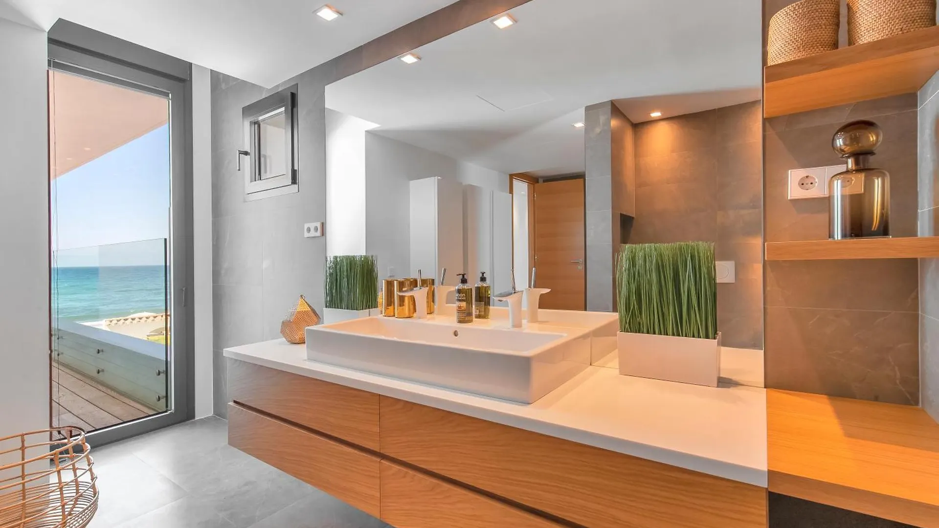 מארבלה Breath Taking Front Line Beach Villa With Sauna & Jacuzzi