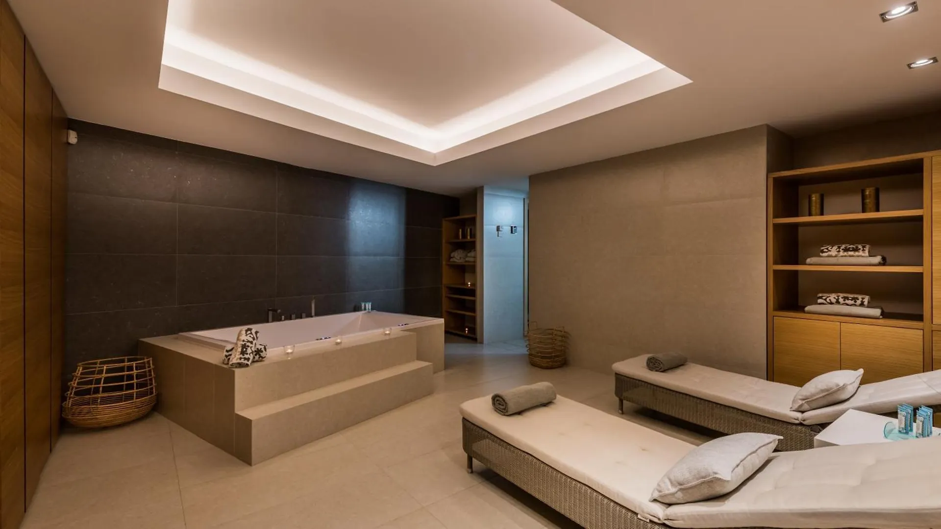 מארבלה Breath Taking Front Line Beach Villa With Sauna & Jacuzzi