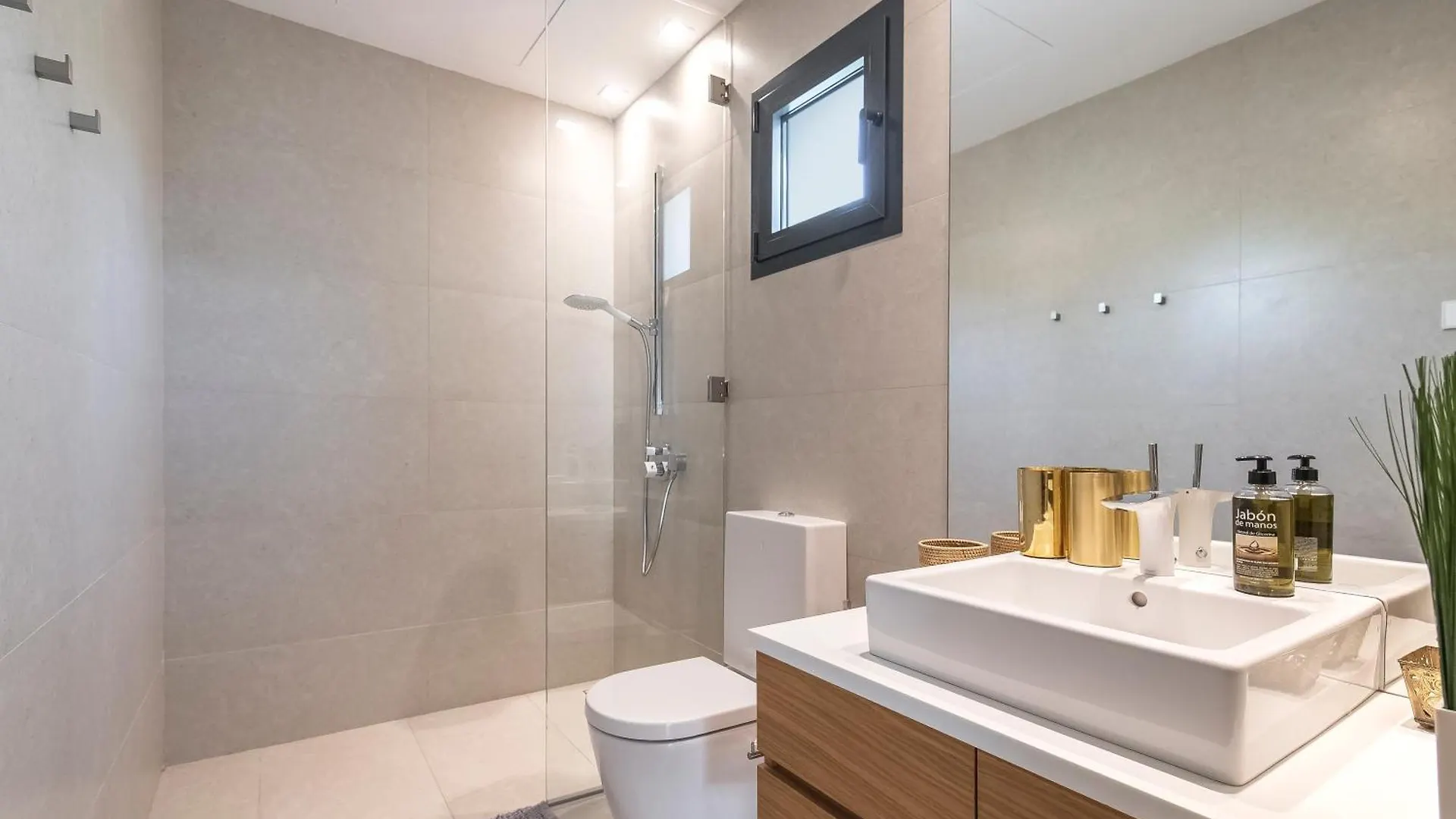 מארבלה Breath Taking Front Line Beach Villa With Sauna & Jacuzzi 0*,  ספרד