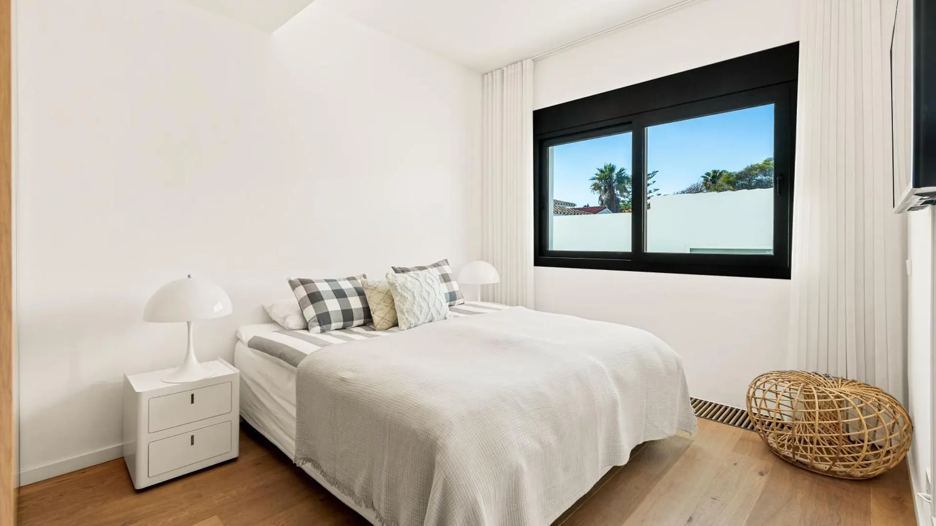 מארבלה Breath Taking Front Line Beach Villa With Sauna & Jacuzzi